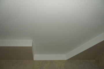 У нас частный дом, потолок обшит ДСП. Хочется покрасить потолок густой краской пористым валиком, чтобы поверхность оставалась неровной. Какие подготовительные работы нужно сделать? Будет ли это держаться на ДСП? BlogStroiki Вопрос - Ответ Мастера