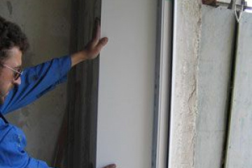 После установки арочных пластиковых окон получился большой зазор в верхней части окна (по всей арке). Ширина 7-8 см и глубина 3-4 см. Монтажная пена не держится на отвесной поверхности. Что делать? BlogStroiki Окна. Светопрозрачные конструкции
