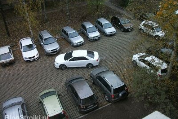 Размещение автомобилей на парковке возле жилого дома BlogStroiki Жилищно-коммунальное хозяйство