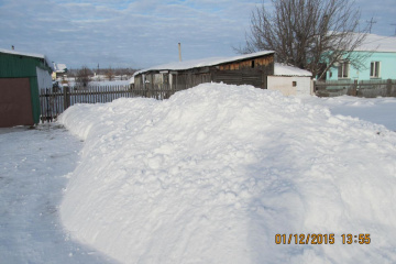 Сосел гребет снег на территорию перед моим забором и дорогой