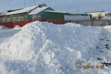 Сосел гребет снег на территорию перед моим забором и дорогой