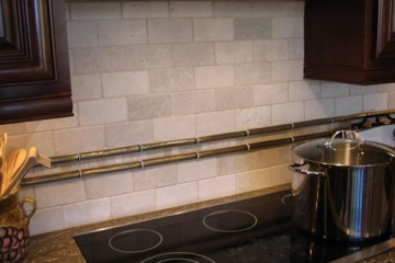Одна стена на кухне заделана кафельной плиткой, не хотелось бы ее демонтировать. Чем ее можно закрыть: обоями, панелями или фартуком как у кухни. И как это сделать? BlogStroiki Вопрос - Ответ Мастера