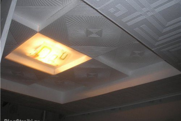 Скажите, пожалуйста, как клеить пенопластовые панели на потолок, на какой клей и как поступить с местом для подвешивания люстры? BlogStroiki Потолки. Утепление потолка
