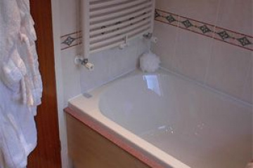 Как присоединить вплотную ванну к стене, покрытой плиткой с тем, чтобы между ними не протекала вода. BlogStroiki Ремонт ванной комнаты