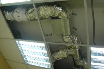 В помещение на 400 м.кв. нужно установить приточно-вытяжную вентиляцию с подогревом. Дают всего 3 кВт на потребление. Что посоветуете? BlogStroiki Дымоходы. Вентиляция. Печи и камины