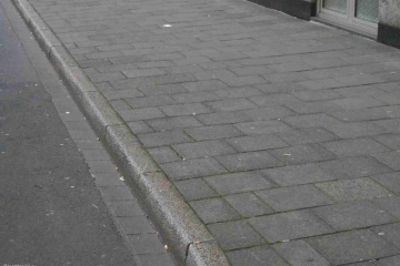 В Москве вовсю коверкают тротуары, якобы адаптируя их под инвалидов. А в соответствии, с какими нормами и правилами? BlogStroiki Вопрос - Ответ Мастера