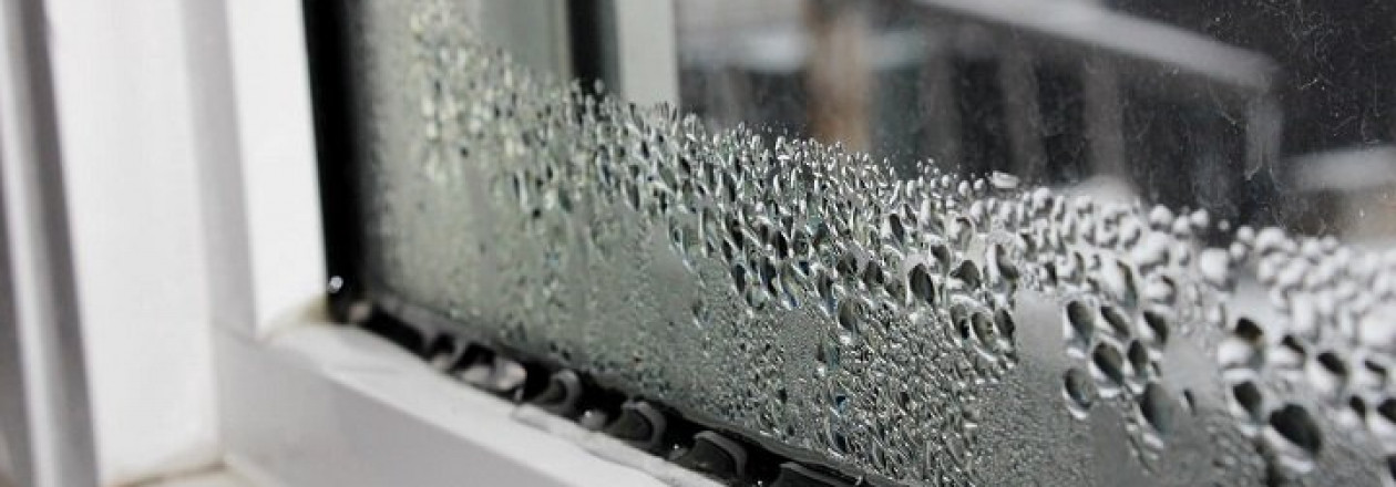 Почему происходит конденсация на пластиковых окнах: основные причины