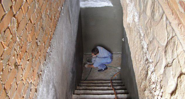 Как шпаклевать стены в подвале